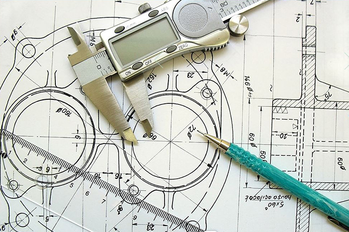 Osan tekninen piirustus ja työntömitta tuoteprototyypin suunnittelussa.