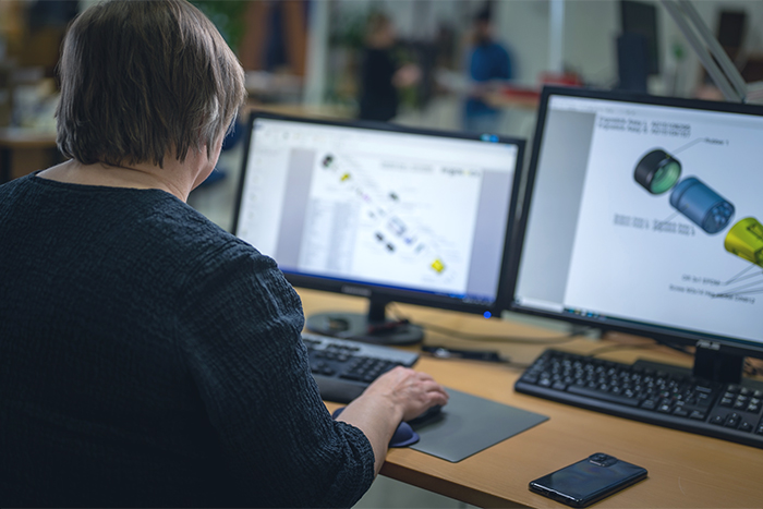 Asiakaslähtöinen suunnittelutyö. Mekaniikkasuunnittelija työskentelee SolidWorks-mallinnusohjelmalla.