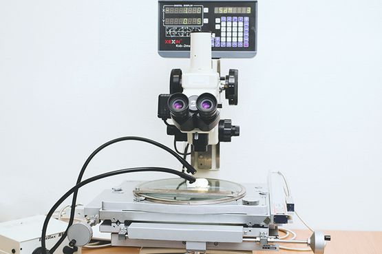 Optista mittalaitetta käytetään osien mittaukseen ja tarkasteluun tuotekehityksessä.